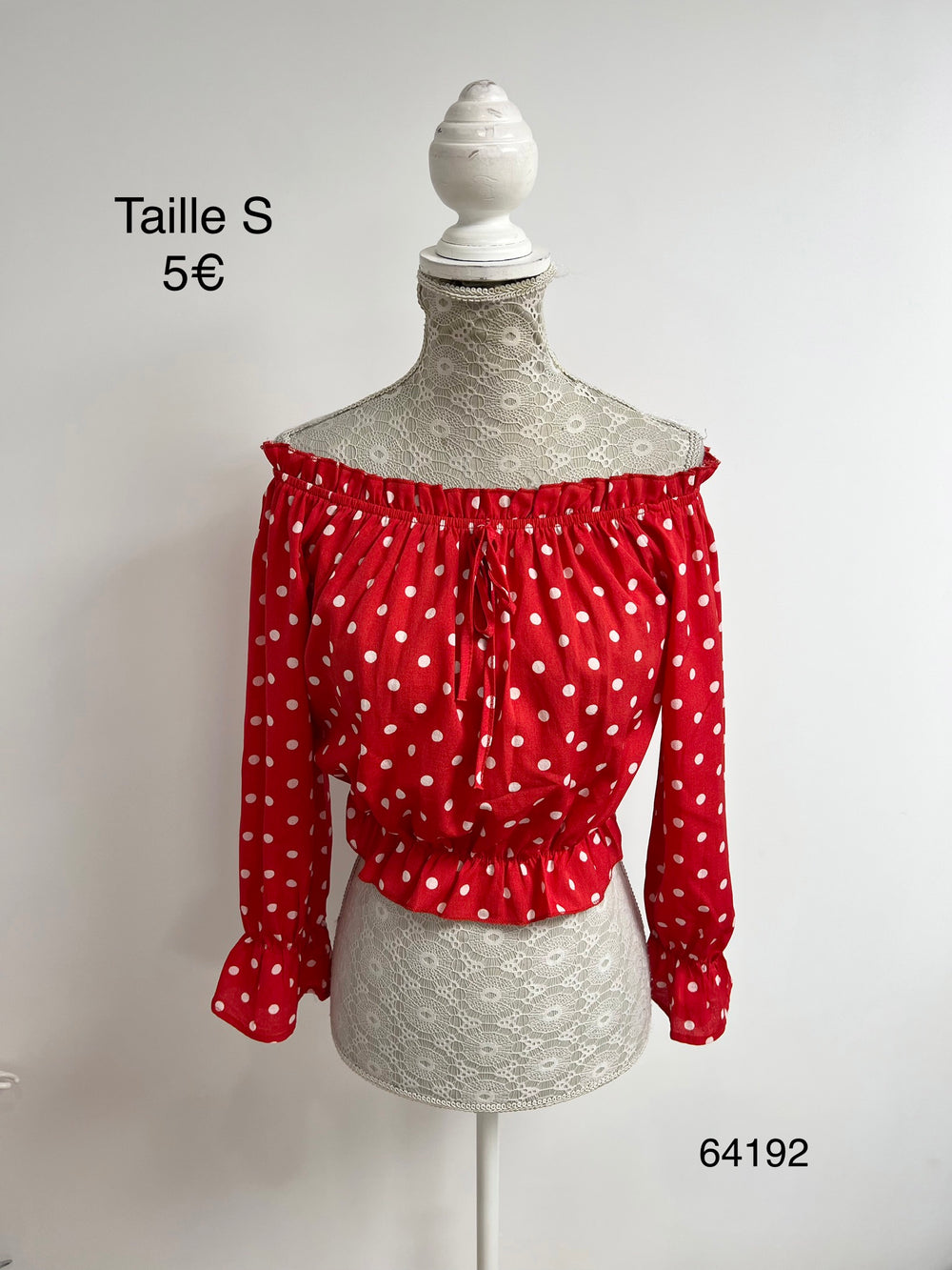 Blouse rouge à pois épaules dénudées