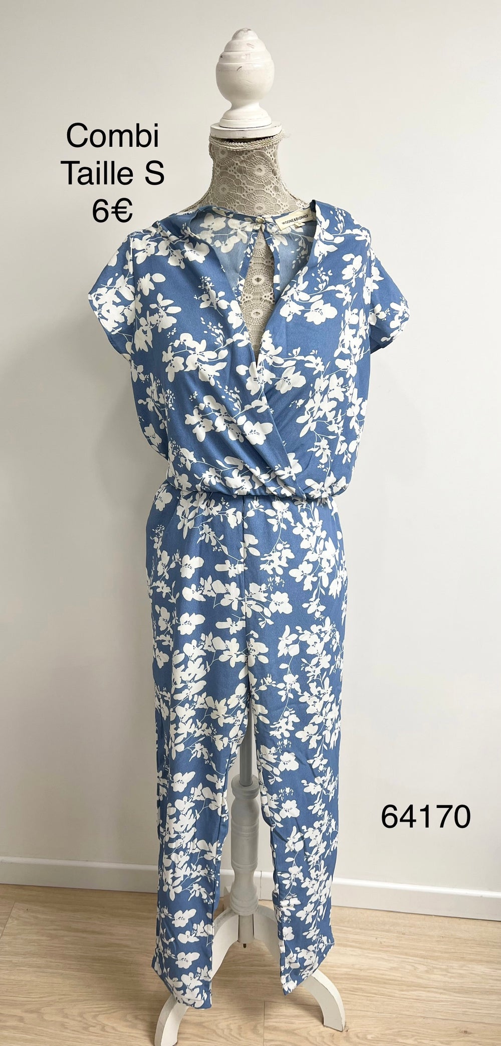 Combinaison bleue fleurie