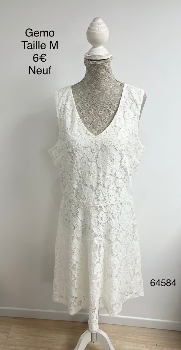 Robe blanche en dentelle