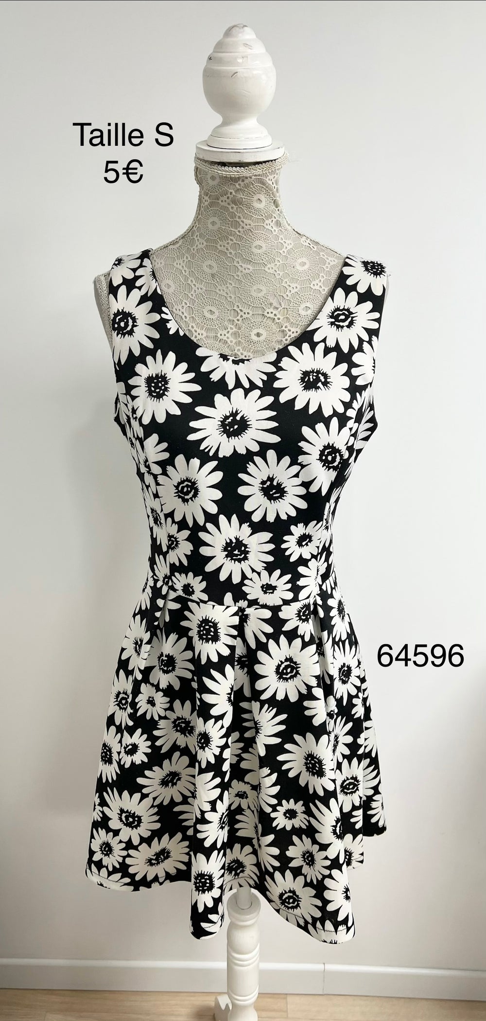 Robe noire fleurs marguerites